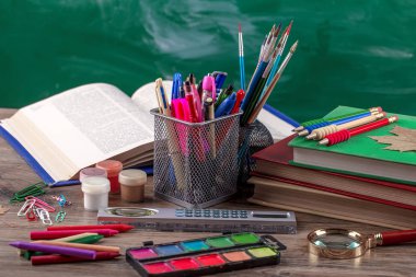 Okul malzemeleri için çalışma masasında bileşiminde