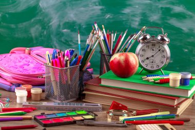 Okul malzemeleri için çalışma masasında bileşiminde