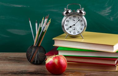 Okul malzemeleri için çalışma masasında bileşiminde