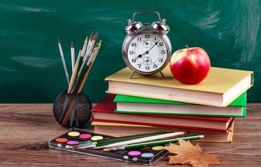 Okul malzemeleri için çalışma masasında bileşiminde