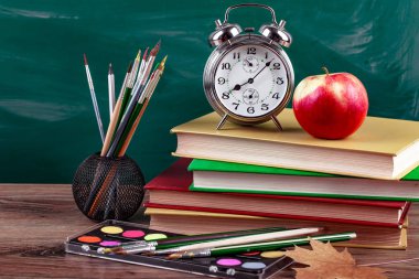 Okul malzemeleri için çalışma masasında bileşiminde