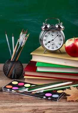 Okul malzemeleri için çalışma masasında bileşiminde