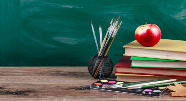 Okul malzemeleri için çalışma masasında bileşiminde