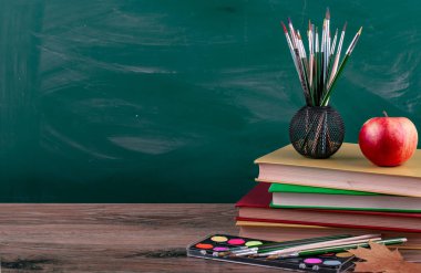 Okul malzemeleri için çalışma masasında bileşiminde