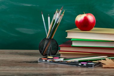 Okul malzemeleri için çalışma masasında bileşiminde
