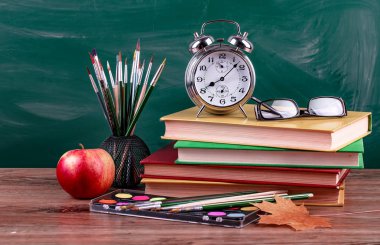Okul malzemeleri için çalışma masasında bileşiminde