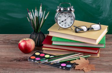 Okul malzemeleri için çalışma masasında bileşiminde