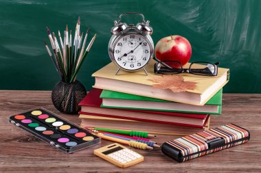 Okul malzemeleri için çalışma masasında bileşiminde