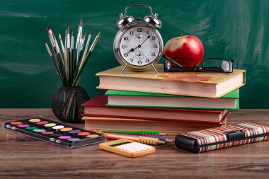 Okul malzemeleri için çalışma masasında bileşiminde