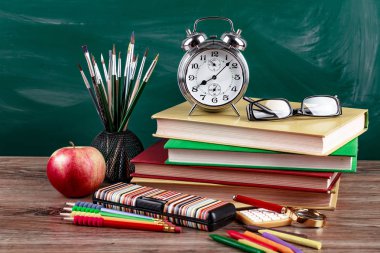Okul malzemeleri için çalışma masasında bileşiminde