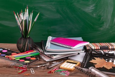 Okul malzemeleri için çalışma masasında bileşiminde