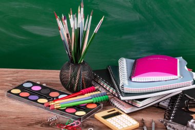Okul malzemeleri için çalışma masasında bileşiminde