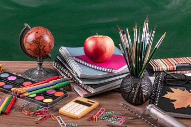 Okul malzemeleri için çalışma masasında bileşiminde