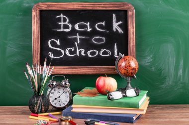 Okul malzemeleri için çalışma masasında bileşiminde