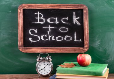 Okul malzemeleri için çalışma masasında bileşiminde