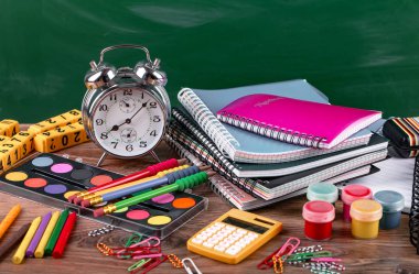 Okul malzemeleri için çalışma masasında bileşiminde