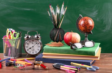 Okul malzemeleri için çalışma masasında bileşiminde