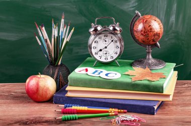 Okul malzemeleri için çalışma masasında bileşiminde