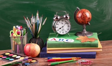 Okul malzemeleri için çalışma masasında bileşiminde