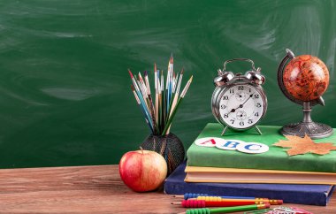 Okul malzemeleri için çalışma masasında bileşiminde