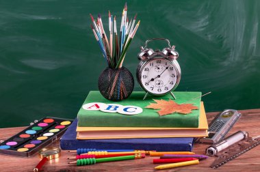Okul malzemeleri için çalışma masasında bileşiminde