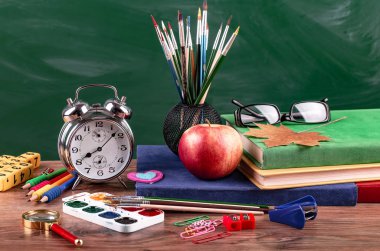 Okul malzemeleri için çalışma masasında bileşiminde