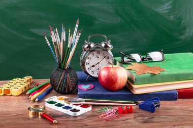 Okul malzemeleri için çalışma masasında bileşiminde