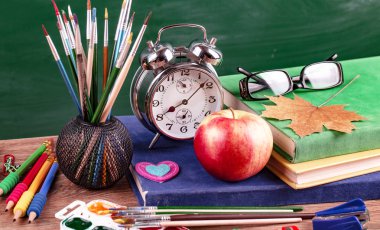 Okul malzemeleri için çalışma masasında bileşiminde