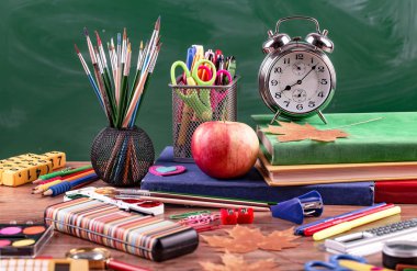 Okul malzemeleri için çalışma masasında bileşiminde