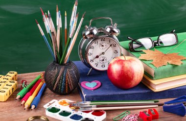 Okul malzemeleri için çalışma masasında bileşiminde