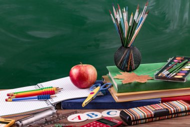 Okul malzemeleri için çalışma masasında bileşiminde