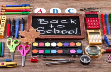 Okul malzemeleri için çalışma masasında bileşiminde