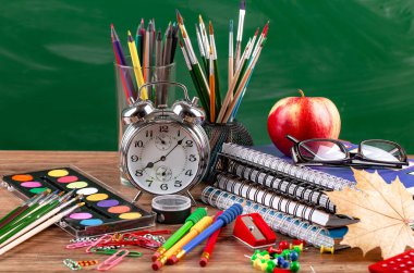 Okul malzemeleri için çalışma masasında bileşiminde