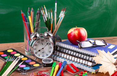 Okul malzemeleri için çalışma masasında bileşiminde