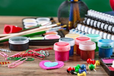 Okul malzemeleri için çalışma masasında bileşiminde