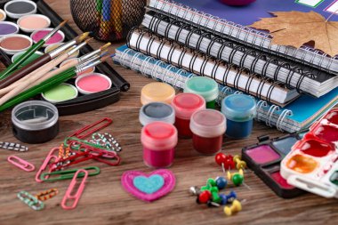 Okul malzemeleri için çalışma masasında bileşiminde