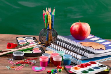 Okul malzemeleri için çalışma masasında bileşiminde