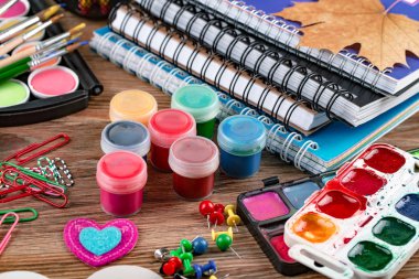 Okul malzemeleri için çalışma masasında bileşiminde