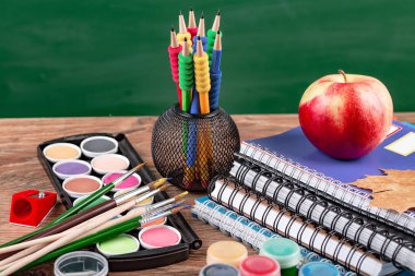 Okul malzemeleri için çalışma masasında bileşiminde