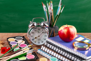 Okul malzemeleri için çalışma masasında bileşiminde