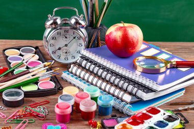Okul malzemeleri için çalışma masasında bileşiminde