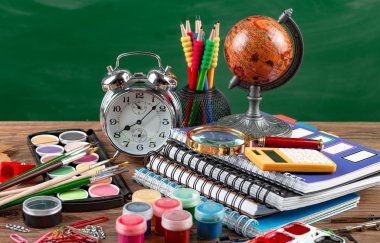Okul malzemeleri için çalışma masasında bileşiminde