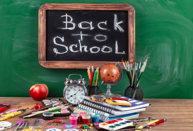 Okul malzemeleri için çalışma masasında bileşiminde