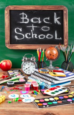 Okul malzemeleri için çalışma masasında bileşiminde