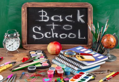 Okul malzemeleri için çalışma masasında bileşiminde