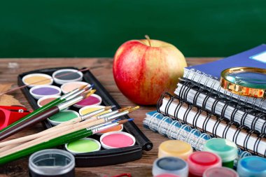 Okul malzemeleri için çalışma masasında bileşiminde