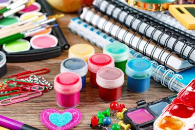 Okul malzemeleri için çalışma masasında bileşiminde