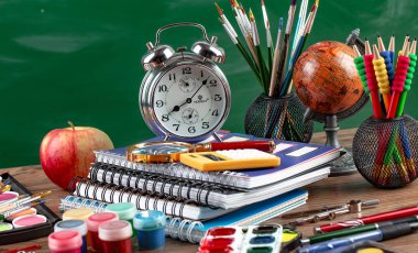 Okul malzemeleri için çalışma masasında bileşiminde