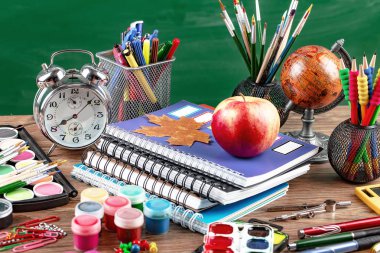 Okul malzemeleri için çalışma masasında bileşiminde