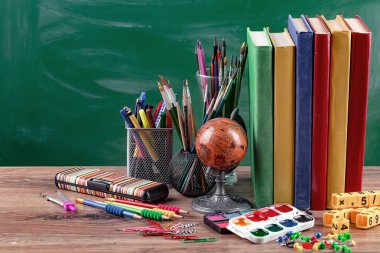 Okul malzemeleri için çalışma masasında bileşiminde